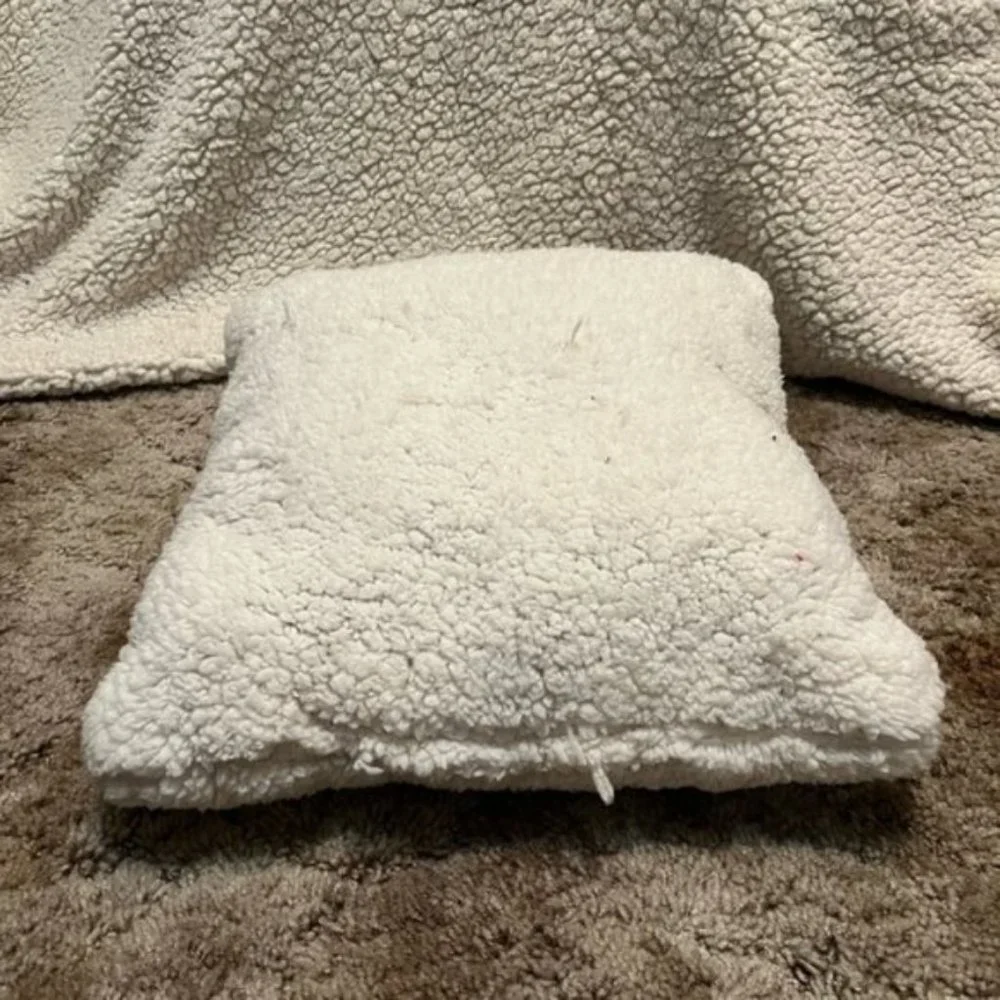 CUTE portable cat, dog sleeping winter themed bed tent. NWOT 16” tall